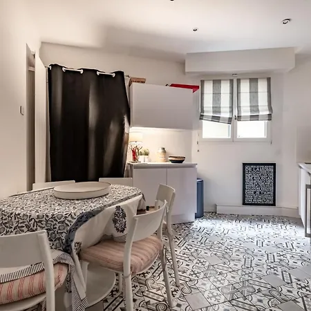 Veeve - Exhilarating Whites Hotel 4*