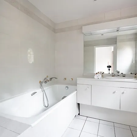 Veeve - Exhilarating Whites Hotel